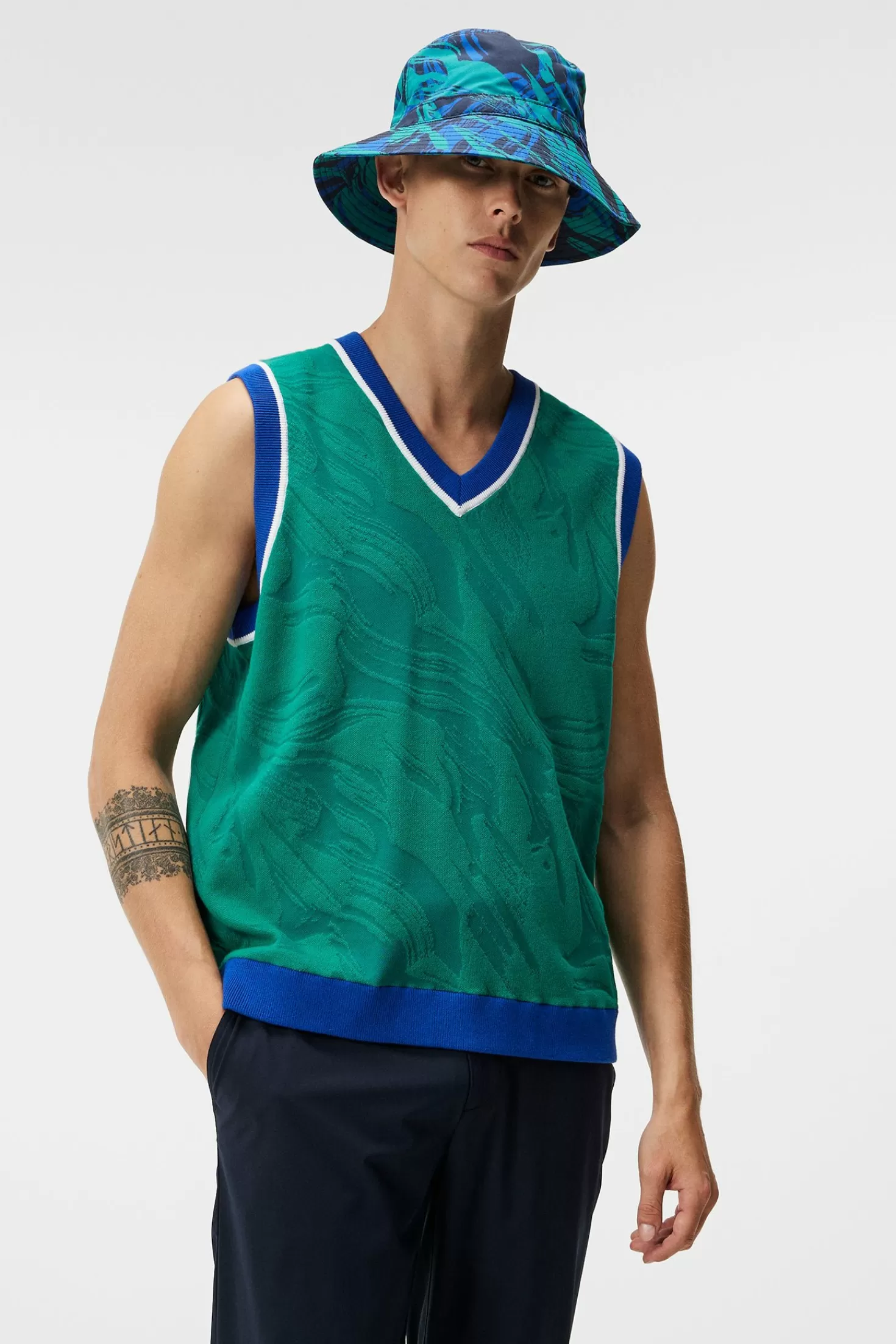 Stickat<J.Lindeberg Finely Knitted Vest Proud Peacock